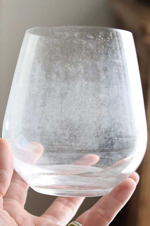 01 Remove the hard water stains with vinegar