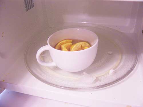 05 Steam clean the microwave with some water and few slices of lemon