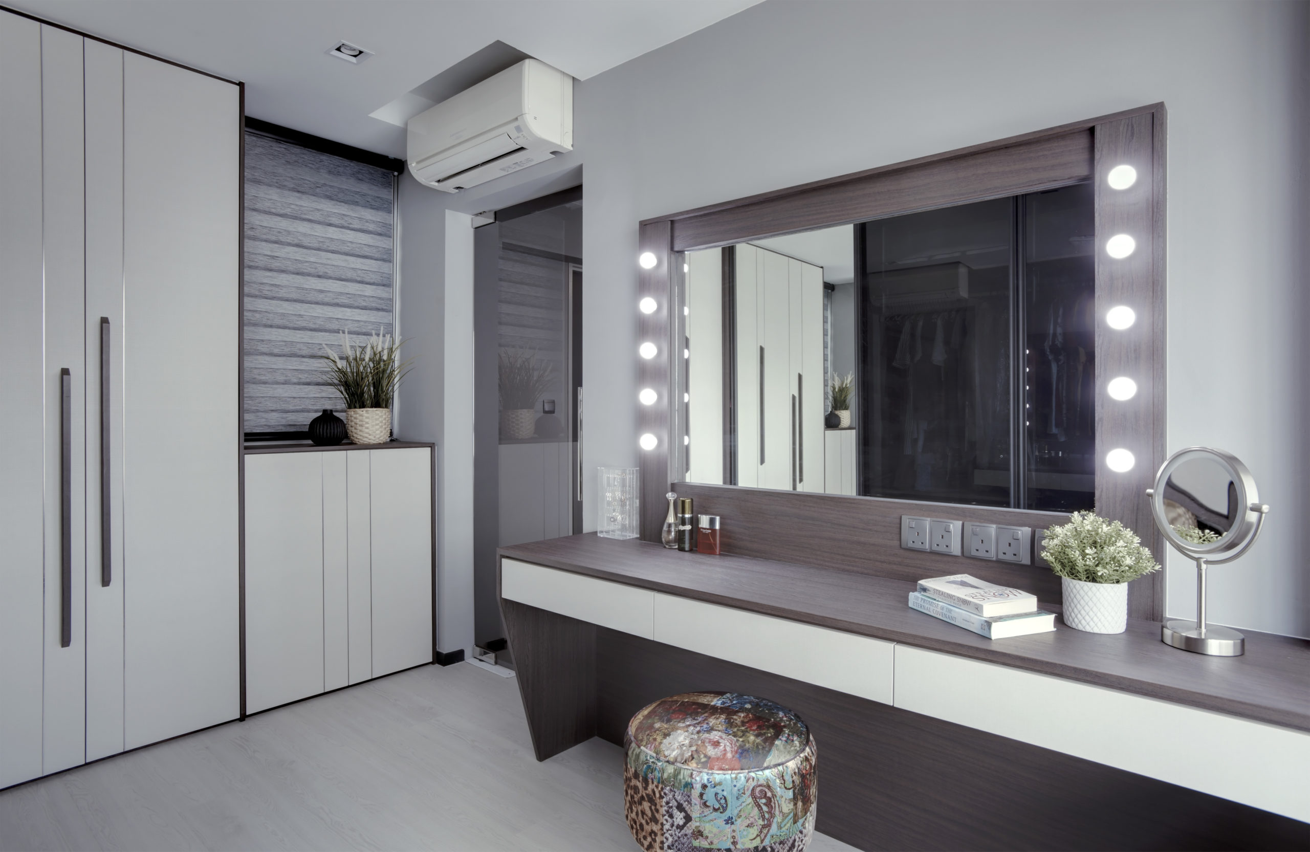 Modern walk in closet with customised vanity table and light bulb mirror for HDB