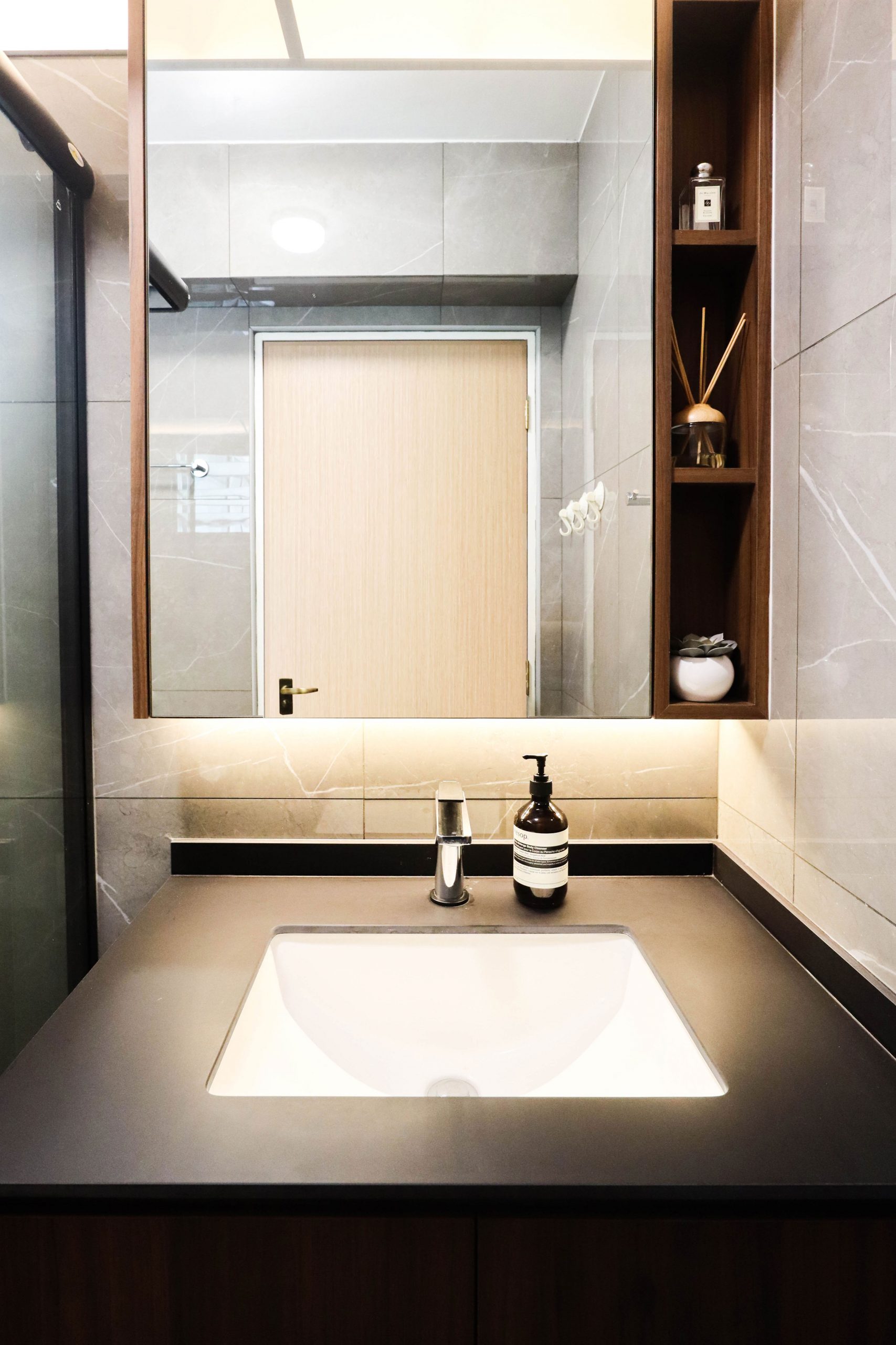 Dark-theme-interior-design-and-renovation-bathroom-toilet-Margaret-Drive-